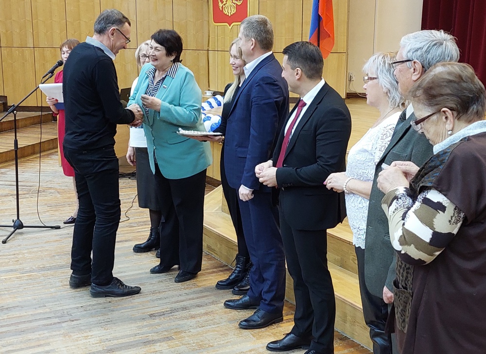 В Первомайской администрации вручили нагрудные знаки «Ветеран труда»